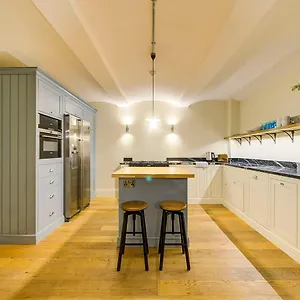 Apartment Super Castle Basement, EDI